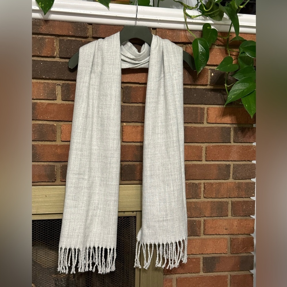 🧣 H & M super soft scarf light gray excellent.
